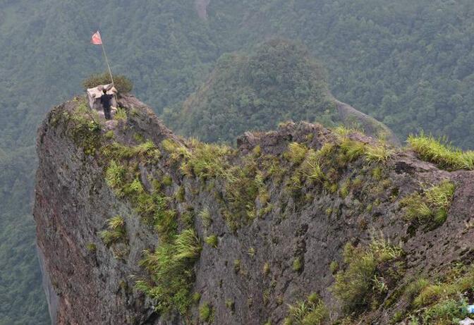 山崖绝壁上一小庙，曾无数人失足坠崖，只为上一柱“龙头香”