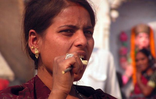 印度姑娘带父母来中国旅游, 到了景点门口却没进去, 原因让人无奈