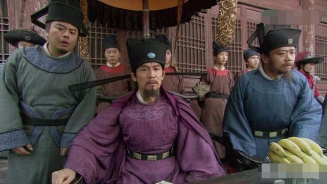 古代只有皇帝才能穿龙袍, 为什么包青天可以穿龙袍?