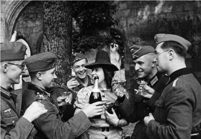 一張震撼世界的“詭異”照片：拿槍的和被槍指的，不知誰在處決誰