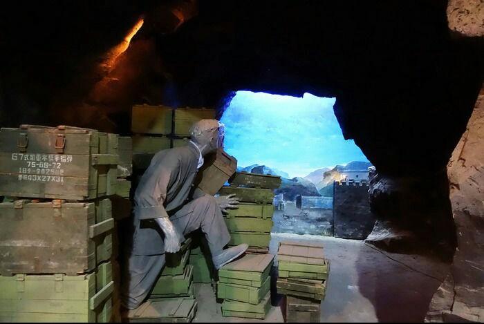 日軍投降后, 一獵戶上山發現一日軍軍火洞, 寫著: 20年後に戻ってきます