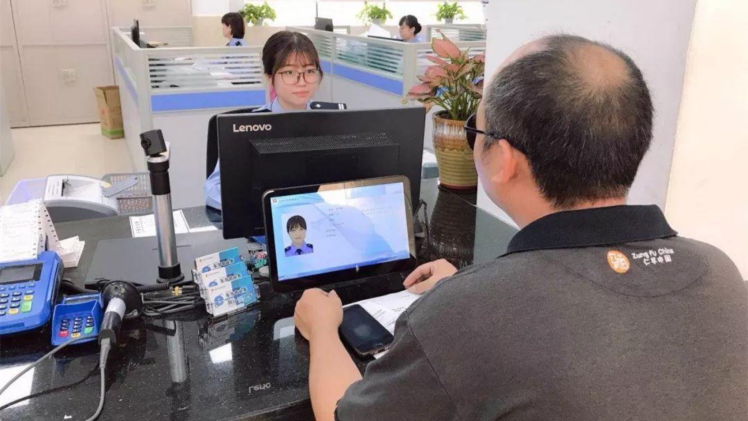 男子駕保時捷車管所辦事, 沒想到交警卻拿出了他的身份證……