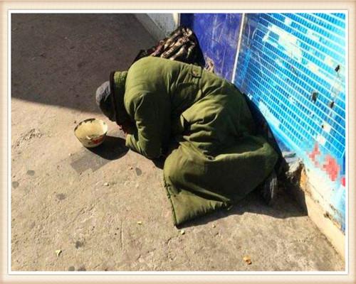 乞丐不慎划伤豪车, 拿破碗作为赔偿, 车主将其摔碎报警后倒吸一口凉气