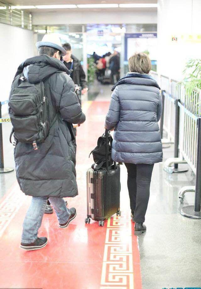 张国立携爱妻低调出行, 保暖棉服太接地气, 丈夫举止暴露婚姻现状