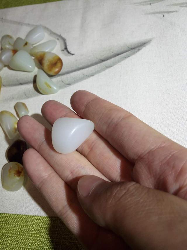 玉店伙计把价值200万的原石籽料摔裂, 老板没开除他还给奖金