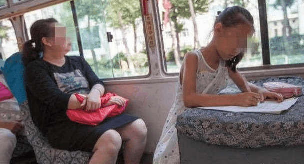 女儿没完成作业, 老师在群里批评, 妈妈发出一张照片大家沉默了