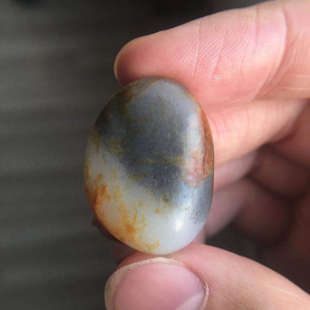 玉店伙计把价值200万的原石籽料摔裂, 老板没开除他还给奖金