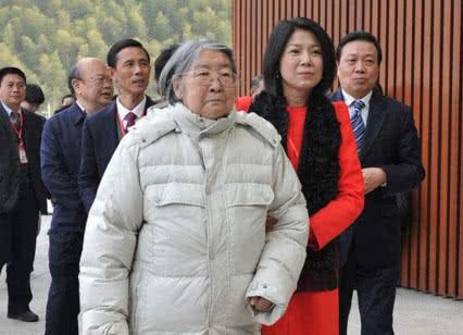 她是毛主席的外孫女, 長相酷似主席, 獨立創業, 榮登富豪榜