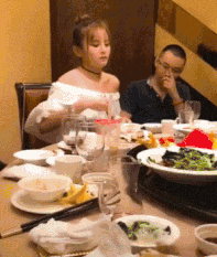 搞笑Gif: 大爷卖肉是认真的! 哈哈不知道是哪里的? 这么有福气能吃上这种肉!