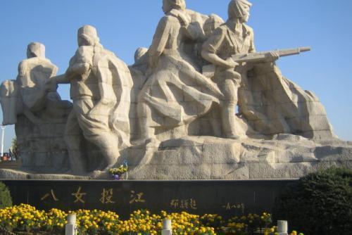 八女投江她们成了烈士, 她们拼了命保护下来的人却成了狗