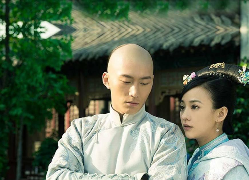 康熙63岁才生下他, 被雍正当成儿子养大, 连乾隆都尊敬他