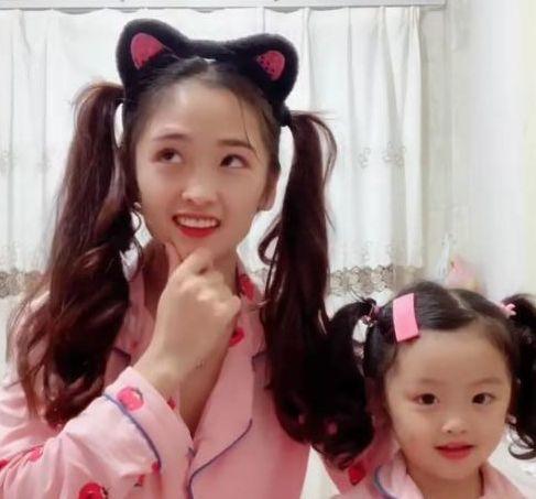 ?抖音又一母女火了, 身穿睡衣敲可愛, 網友: 女兒乖, 叫爸爸