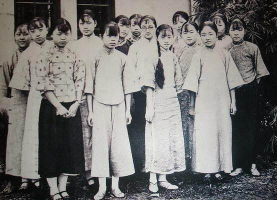 他是蒋介石亲家, 娶了12个老婆, 90岁娶17岁女学生, 还生了个女儿