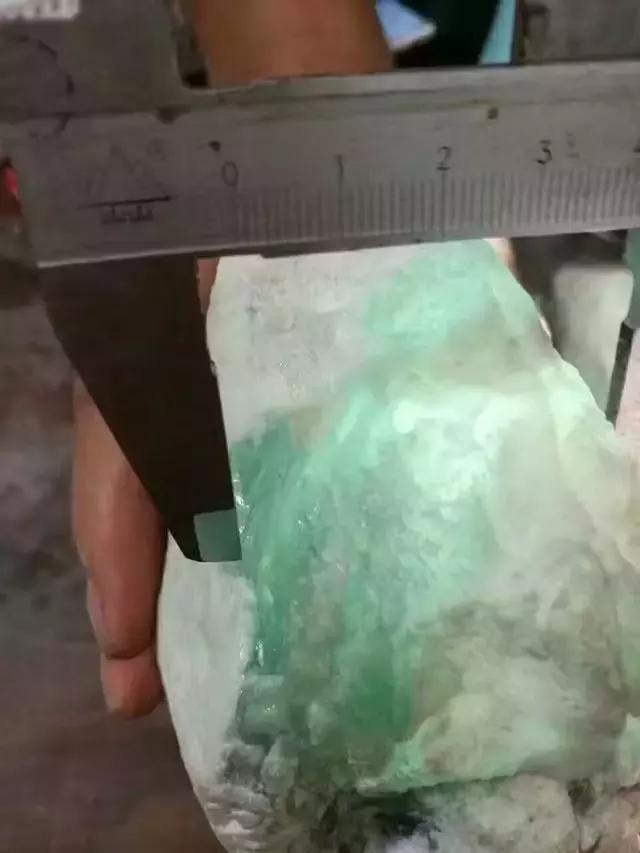 男子拿百万赌玉, 妻子和别人跑了, 差点沦为乞丐, 这块料子救了他