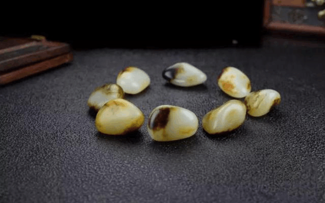 白白花了10万入手二级白和田玉, 真的值得吗?