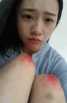 搞笑Gif: 妹子, 你这膝盖上的血, 我感觉有什么故事啊