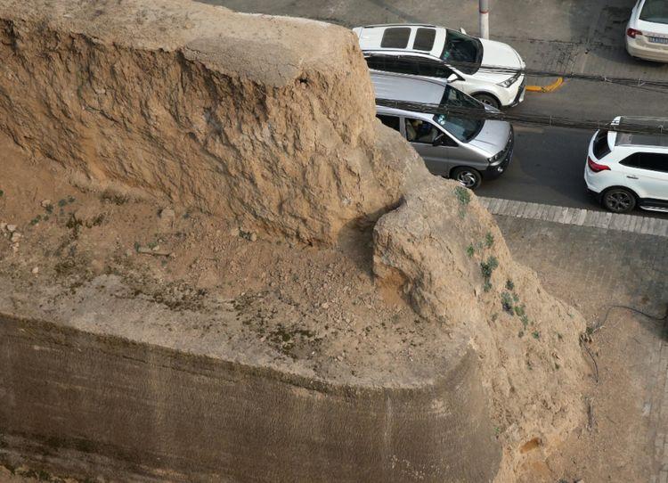 西安闹市中有一个段土城墙, 谁都不敢拆