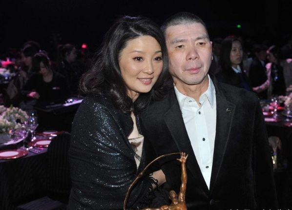 “其貌不扬”却娶了漂亮妻子的4大男星, 网友: 好白菜被猪拱了!