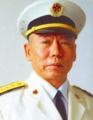 司令员视察部队供应站, 往秤上一站显示140斤, 大怒: 撤掉站长!