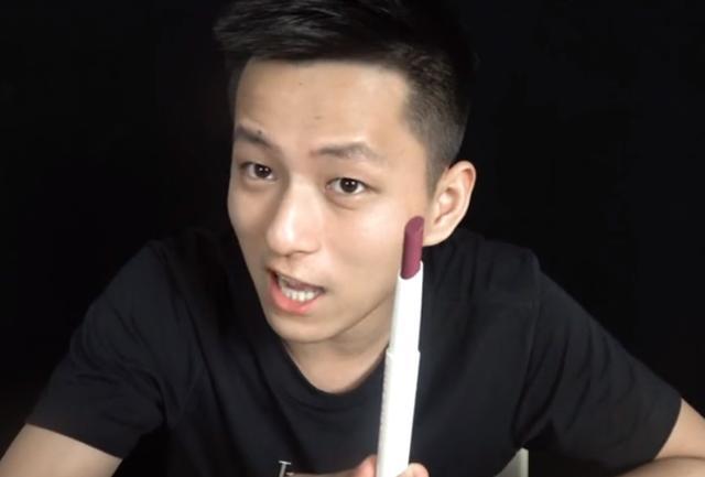 嘴巴上涂一百层口红会怎样? 搞笑博主亲自试验, 结果有些出乎意料