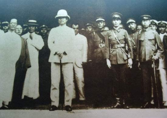 黄维被俘后称无罪可悔, 坐牢27年被特赦后, 在方志敏墓前连称对不起