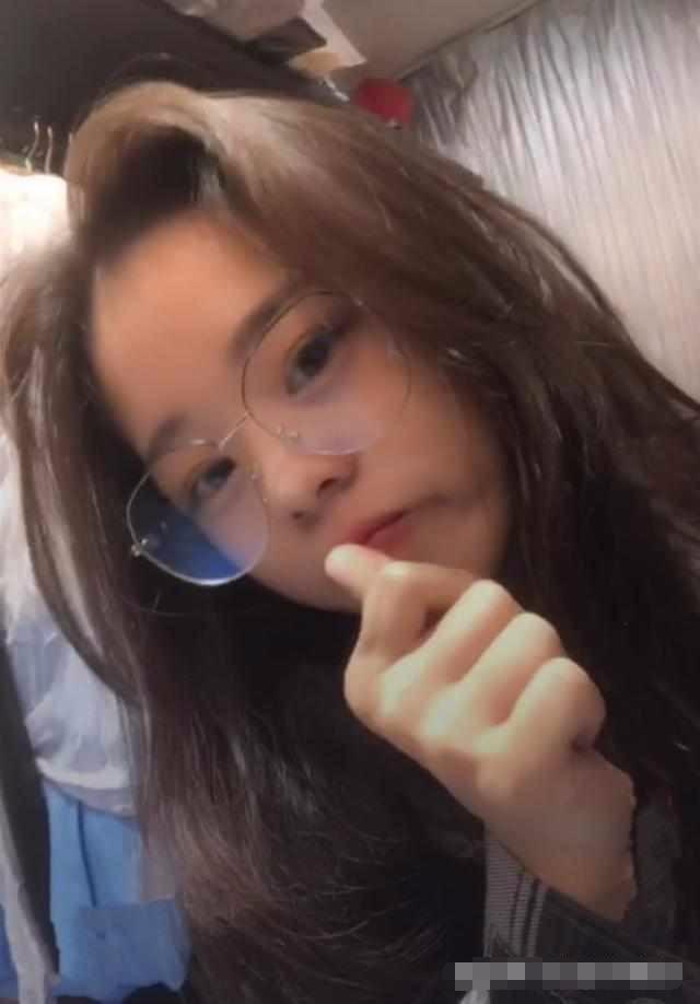 抖音流水线厂花走红, 摘下口罩之后, 网友: “见光死”大跌眼镜