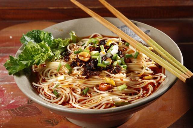 美国小伙到中餐厅吃饭, 给服务员6美元小费, 老板一句话让他感动