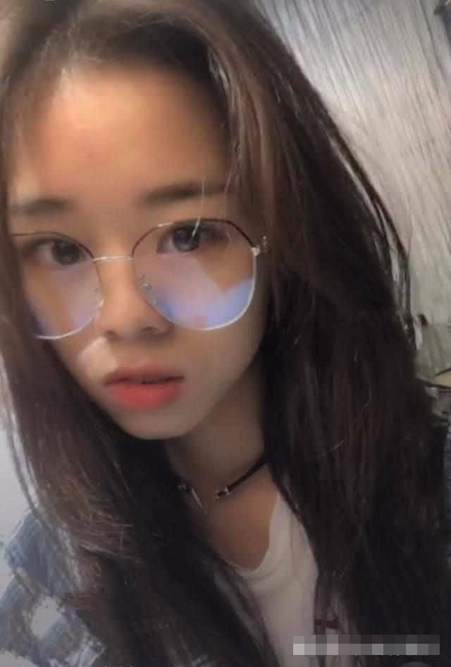 抖音流水线厂花走红, 摘下口罩之后, 网友: “见光死”大跌眼镜