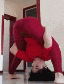 搞笑Gif: 妹子, 你这膝盖上的血, 我感觉有什么故事啊