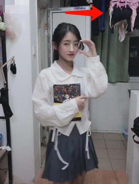 女大學生宿舍自拍，掛著的東西亮了，網友：妹子，下回注意點！