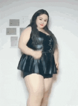 搞笑Gif: 妹子, 你这膝盖上的血, 我感觉有什么故事啊