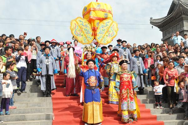 傳奇! 此家族12代皆是富豪, 世代只娶一個老婆