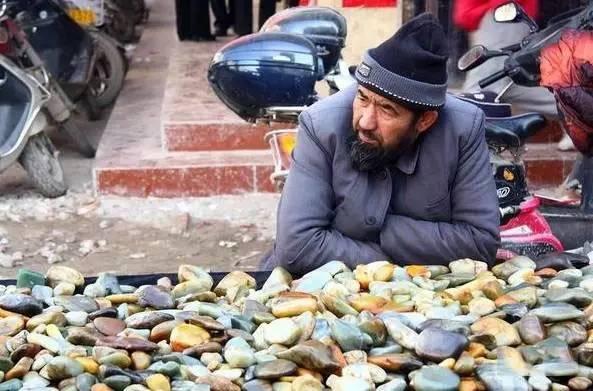 哇! 小伙失恋去赌石, 一刀劈开后净赚980万!