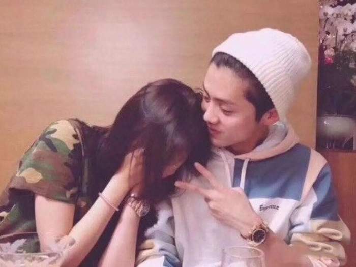 关晓彤让妈妈拉行李箱, <wbr>自己背一个小包包, <wbr>这下可摊上大事了