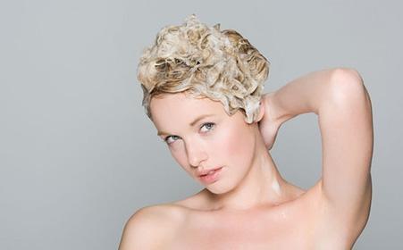 怪不得洗头的时候掉头发, 原来是这一步做错了, 跟洗发水没关系!