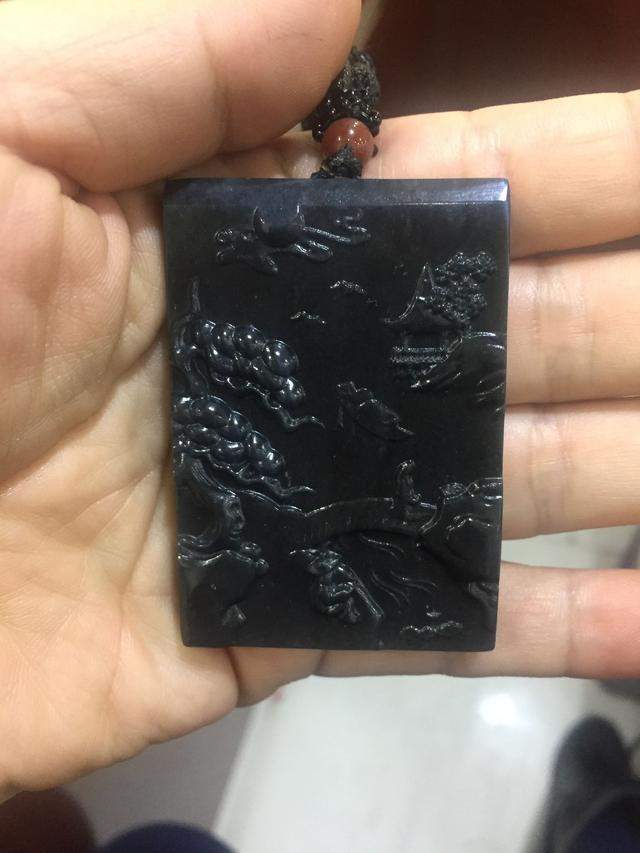 颇为珍稀的墨玉籽料如今什么市场行情