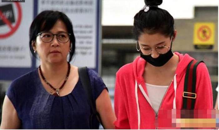 关晓彤让妈妈拉行李箱, <wbr>自己背一个小包包, <wbr>这下可摊上大事了