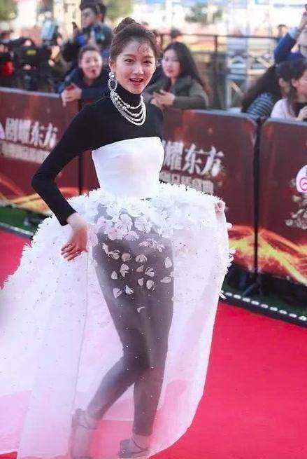 看完关晓彤的红毯造型进阶,莫名觉得她这次可爱多了