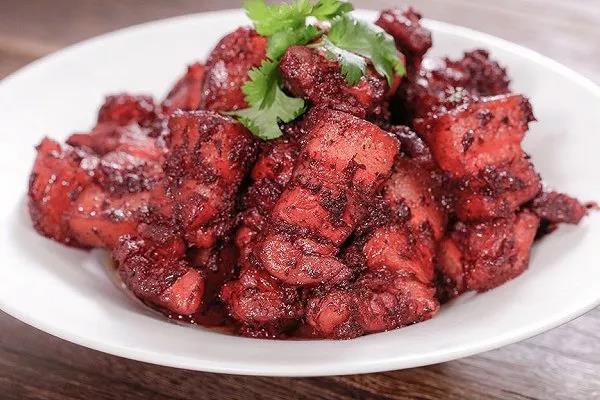 用红糟制作的红糟肉,有着淡淡的酒香,肥而不腻.