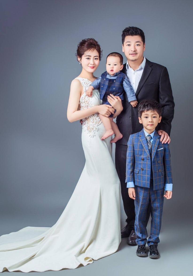 他出道多年没名气, 与同学朱亚文飙戏走红, 妻子改了名字很特别