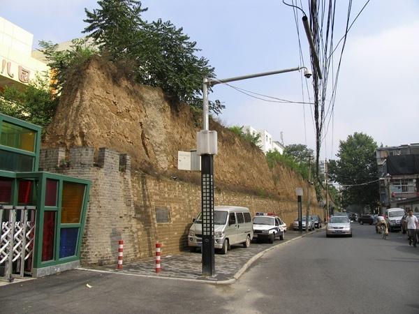 西安闹市中有一个段土城墙, 谁都不敢拆