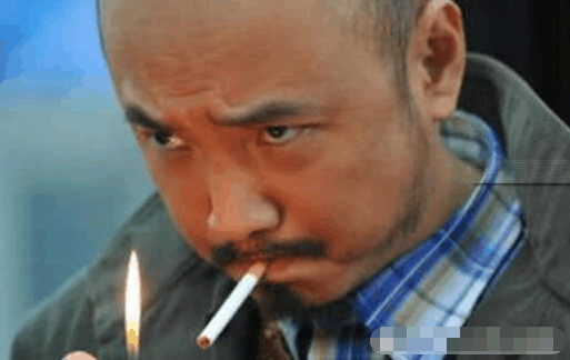 看剧中明星点烟, 徐峥的凶, 任贤齐的狠, 乌鸦张耀扬的最难学! 就属他最尴尬