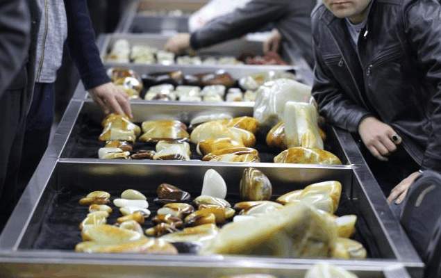 搞玉的都不容易! 互利共赢十白九松、十籽九裂, 和田玉就是这么残忍