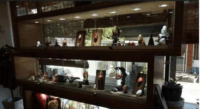 一位玉雕师去银行存钱, 把钱拿出来后