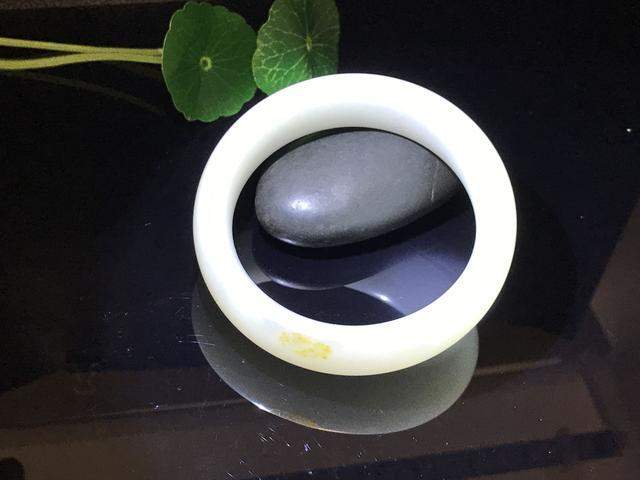 新疆和田玉籽料的下脚料值钱吗?