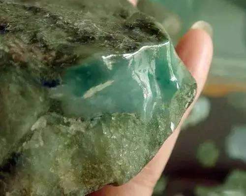 哇! 小伙失恋去赌石, 一刀劈开后净赚980万!