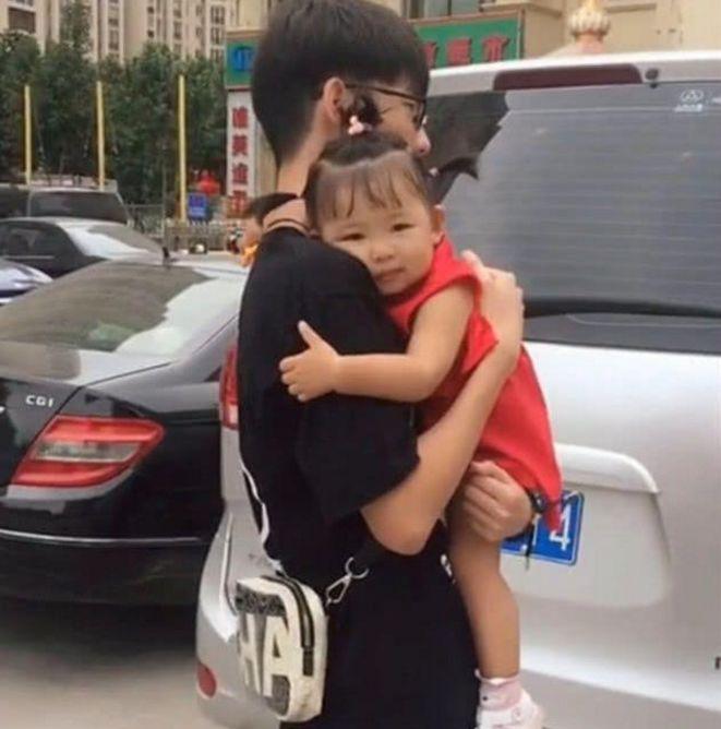 兄妹两人相差18岁, 妹妹看到哥哥搂住不撒手, 网友: 羡慕啊!
