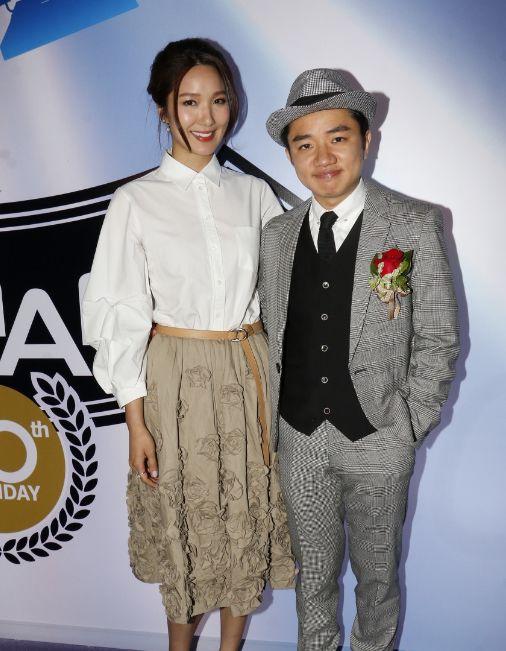 “其貌不扬”却娶了漂亮妻子的4大男星, 网友: 好白菜被猪拱了!