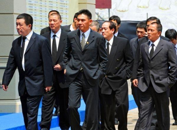 他逃到小国建黑帮, 当地黑帮吓得报警, 警方: 管不了!