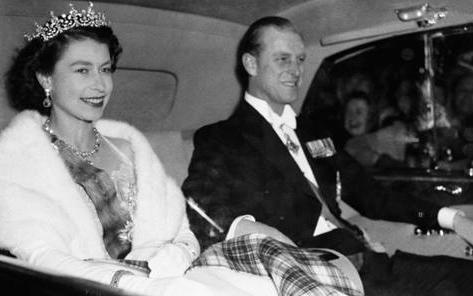 英国女王最舍不得删除的照片: 加冕时魅力四射, 丈夫一旁偷笑!